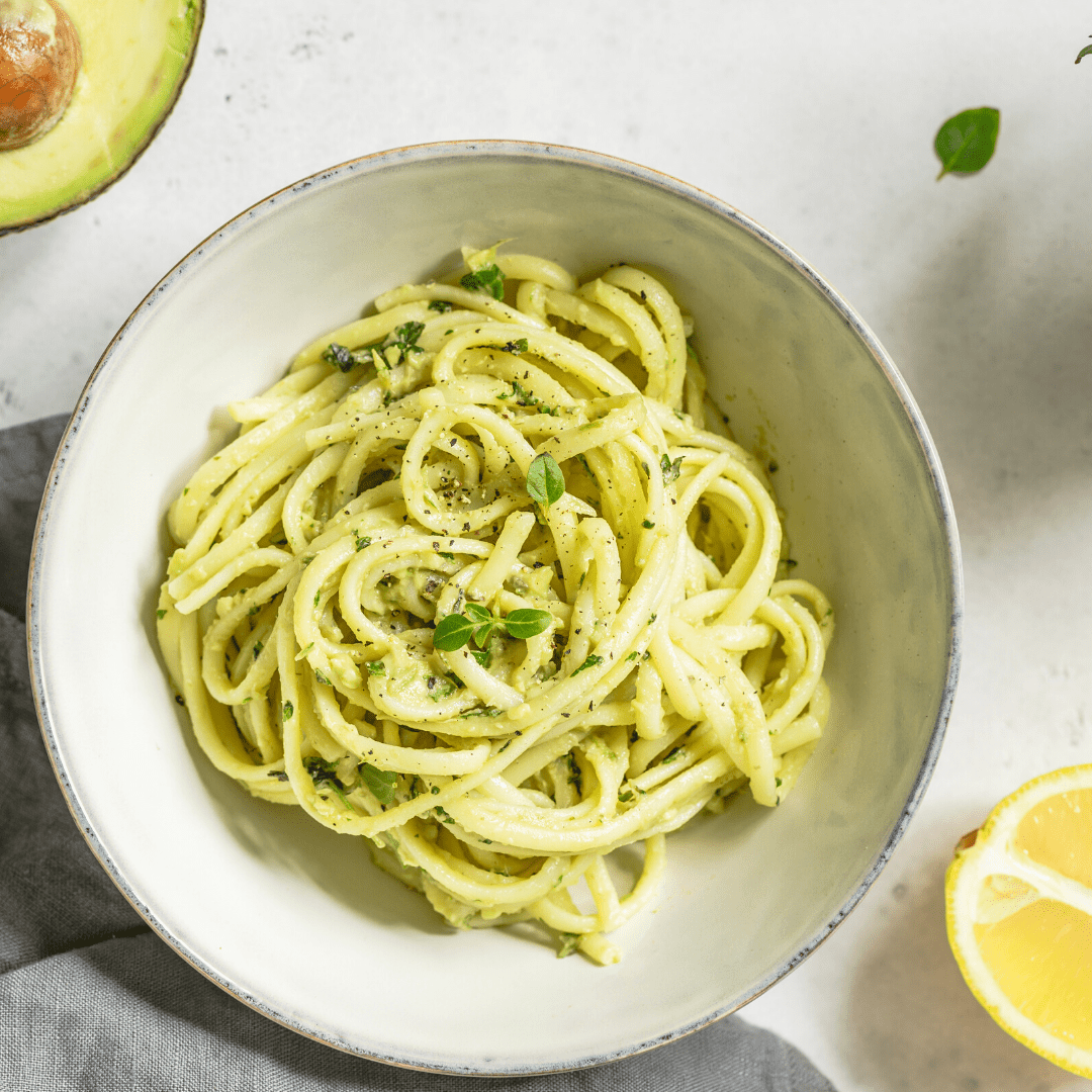 Pasta i avocado sauce