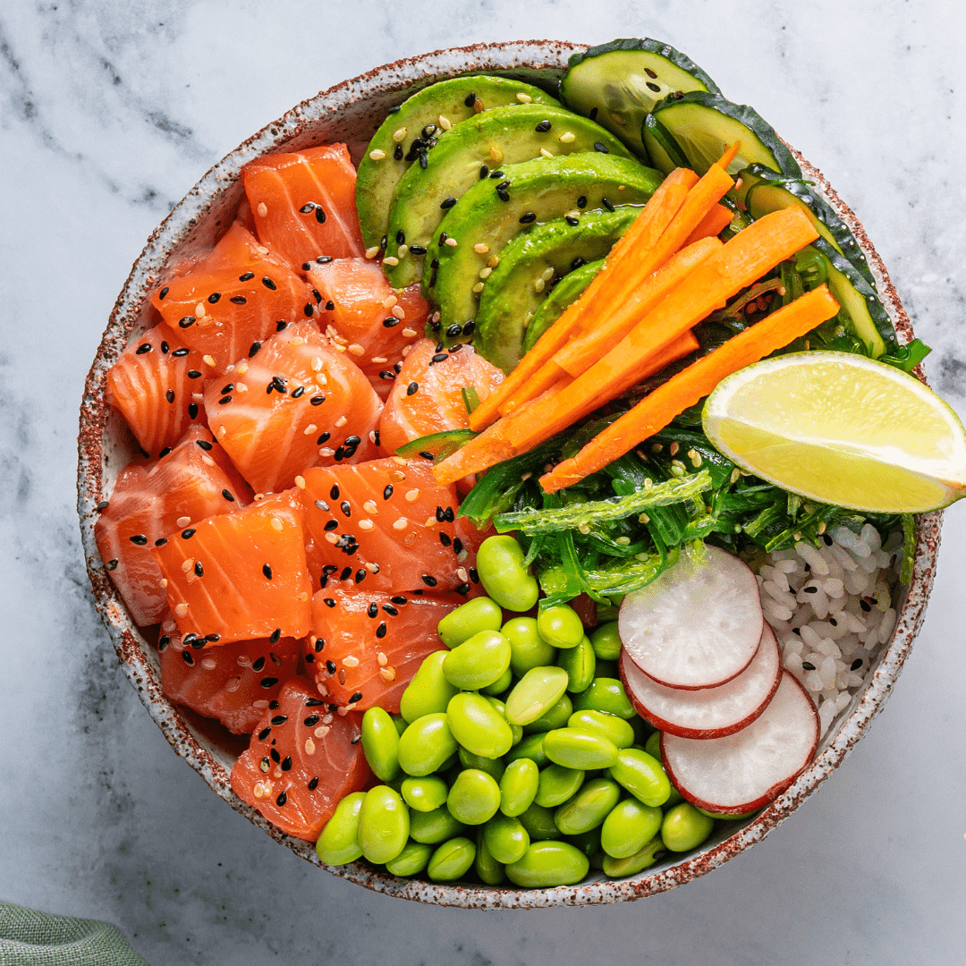 Poke bowl med avocado og goma dressing