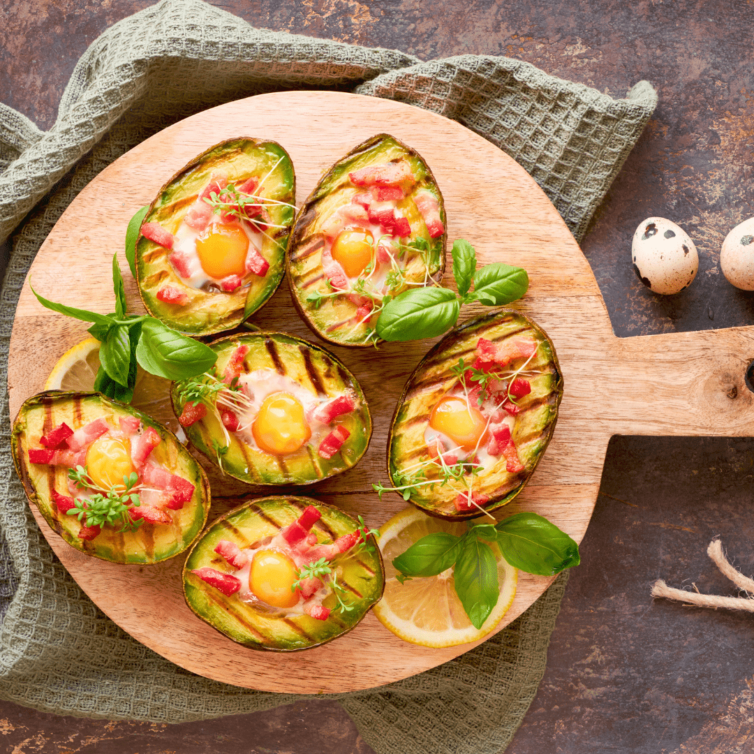 Bagt avocado med vagtelæg