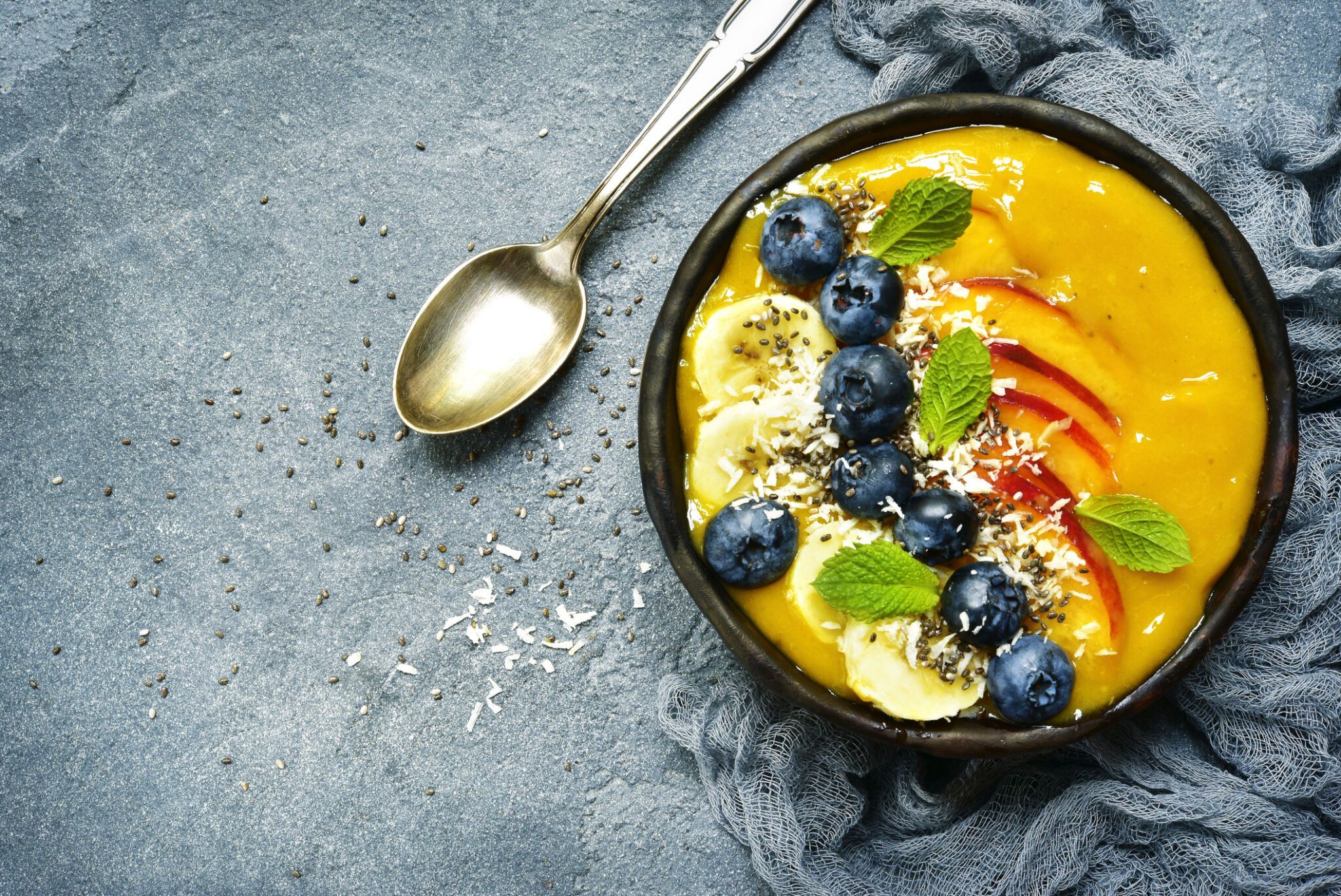 Antiinflammatorisk mango-gurkemeje smoothie bowl