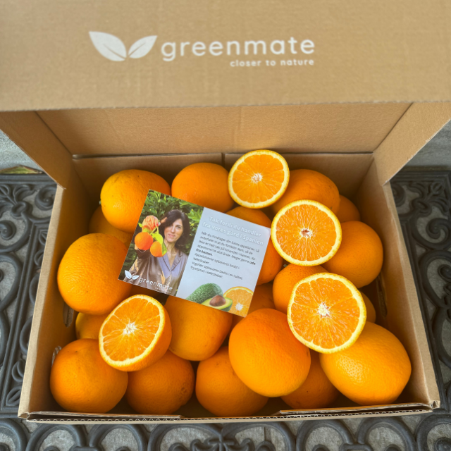 Box with organic oranges
