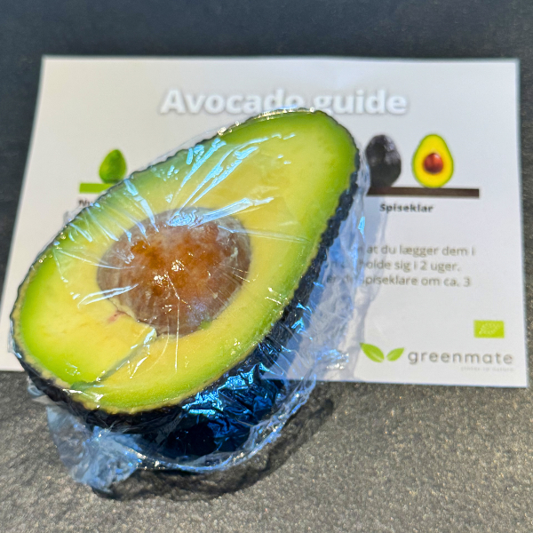 Halv avocado dækket med film for korrekt opbevaring