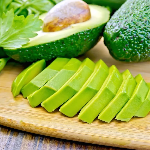 Avocado i skiver på et skærebræt