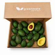 Papkasse fra Greenmate fyldt med grønne økologiske  avocadoer