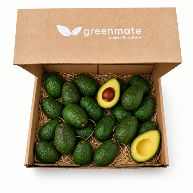 Papkasse fra Greenmate fyldt med grønne økologiske  avocadoer