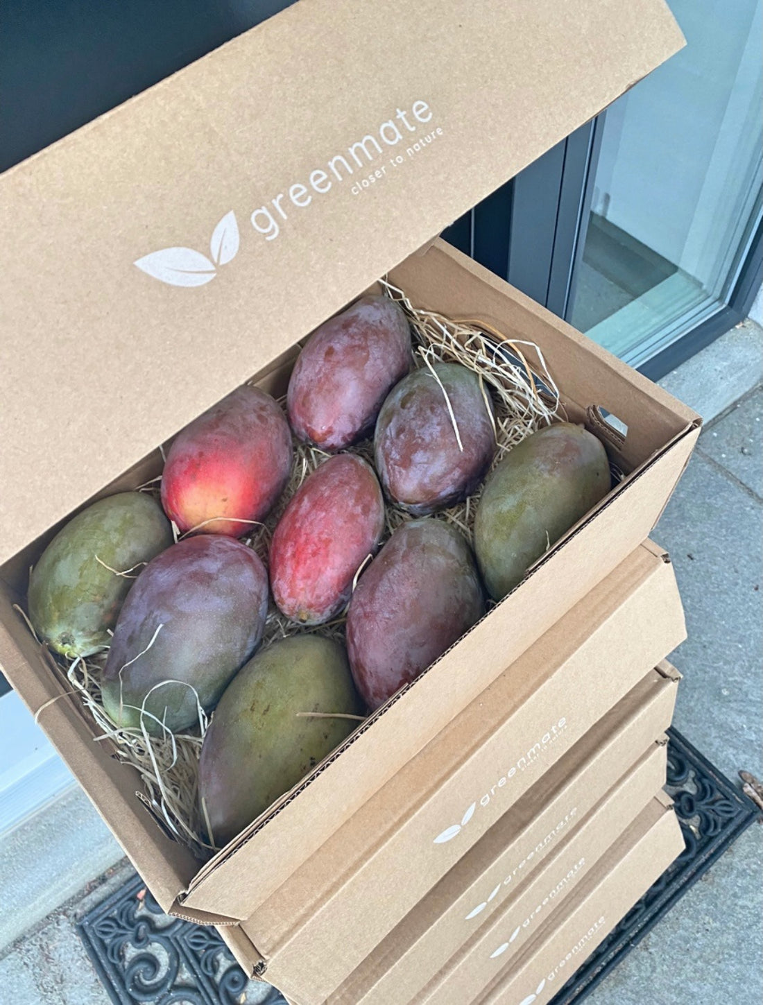 Fem kasser fra Greenmate efter levering, med 9 mangoer ind i kassen
